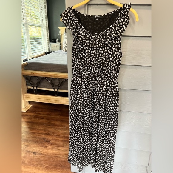 Madewell Dresses & Skirts - Madewell Ruffle-Neck Smocked Dress Woodcut Flowers Black White Midi Sleeveless M